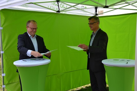 Unterzeichnung der Absichtserklärung durch Jan Eckardt (Geschäftsführer WOWI) und Torsten Röglin (Geschäftsführer Stadtwerke Frankfurt/Oder, v.l.).