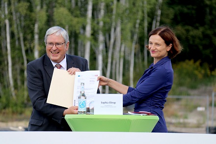 Jörg Steinbach, Wirtschaftsminister des Landes Brandenburg und Sophia Eltrop, Geschäftsführerin der EWP bei der Fördermittelübergabe.