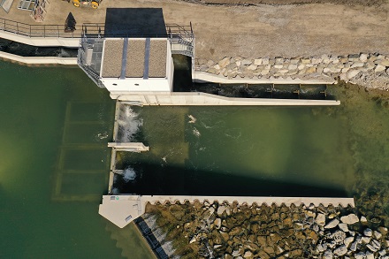 Blick auf die beiden Schächte des weltweit ersten Schachtkraftwerks in der Loisach bei Großweil, in denen sich die Turbinen und Generatoren befinden.