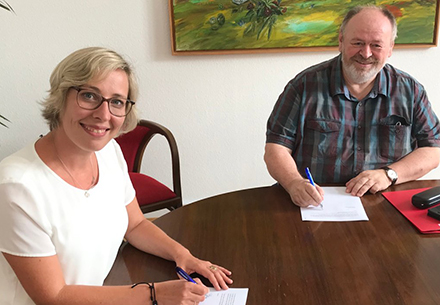 Oberbürgermeisterin Stefanie Seiler und der Personalratsvorsitzende Werner Ruffing unterzeichnen die Dienstvereinbarung zur Digitalisierung der Stadtverwaltung Speyer.