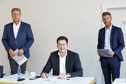 Die Stadträte Jan Erik Bohling, Thorsten Kornblum und Dennis Weilmann (v.l.) haben die Kooperationsvereinbarung unterzeichnet.
