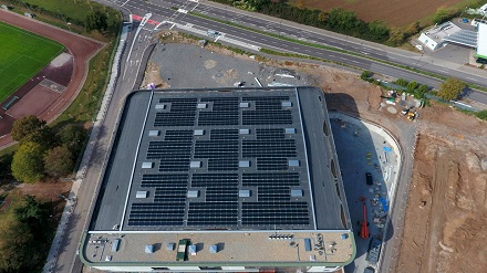 Die neue PV-Anlage auf dem Dach der Großsporthalle wird jährlich rund 300.000 kWh Solarstrom erzeugen und damit in etwa den Strombedarf von 125 Haushalten.