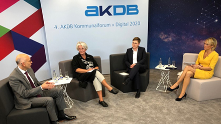 Eine Diskussionsrunde im Studio des AKDB-Kommunalforums: Die Teilnehmer konnten das Geschehen live im virtuellen Raum verfolgen.