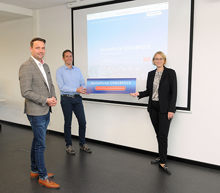 v.l.: IT-Leiter Tobis Fänger, Projektleiter Thomas Recke und Stadträtin Katharina Pötter stellen das neue ServicePortal Osnabrück vor.