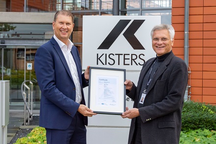 Ralph Freude (links), Head of business line ict beim TÜV Rheinland, übergibt das Zertifikat an CEO Klaus Kisters.
