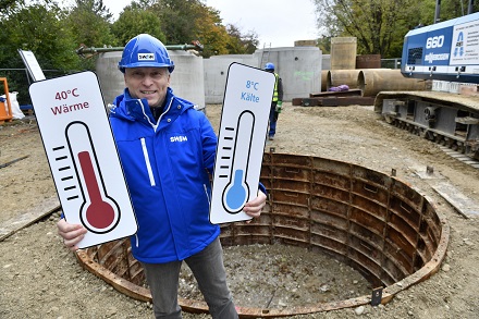 Helge-Uve Braun, Technischer SWM-Geschäftsführer, gibt den Startschuss für den Bau des Horizontalfilterbrunnens.