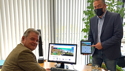 Landrat Günter Rosenke (l.) und Projektleiter Andreas Winkler zeigen sich überzeugt vom neuen digitalen Angebot der Kreisverwaltung Euskirchen.