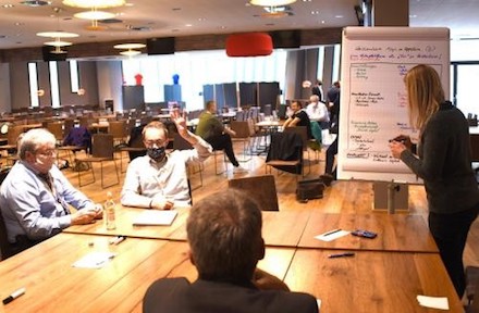 In Arbeitsstationen haben die Teilnehmer Vorschläge für das smarte Heidenheim diskutiert.