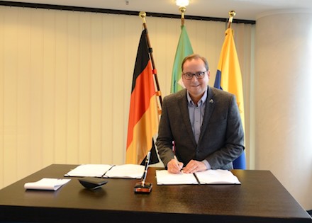Oberbürgermeister Thomes Kufen unterzeichnet die Charta des 115-Verbunds.