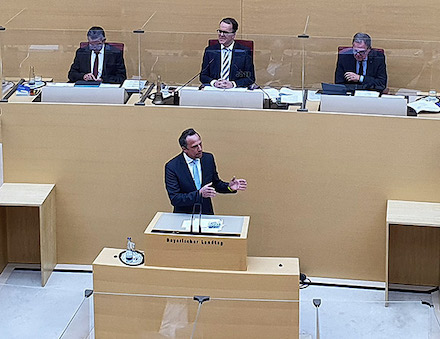 Bayerns Umweltminister Thorsten Glauber wirbt im Landtag für das Klimaschutzgesetz.