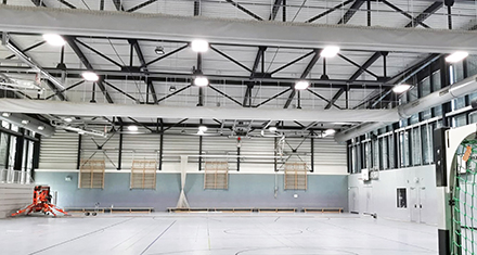 Intelligente Lichtsteuerung sorgt in der Drei-Felder-Sporthalle in Bad Homburg für eine bedarfsgerechte und energieeffiziente Hallenbeleuchtung. 