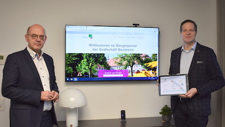 Landrat Uwe Fietzek (l.) und Jens Geers, Stabstellenleiter Digitalisierung, präsentieren das neue Bürgerportal.