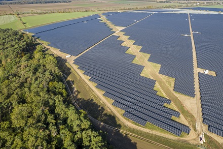 Die ersten Kilowattstunden fließen vom Solarpark Weesow-Willmersdorf ins Stromnetz.