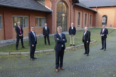 Jens-Uwe Freitag (m.) zusammen mit Braunschweigs OB Ulrich Markurth (3. v.l.), Veolia-CEO Matthias Harms (3.v.r.) und dem amtierenden Vorstand von BS Energy.