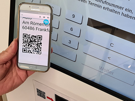 Bürger können sich mit Vorgangsnummer und QR-Code an den digitalen Terminals der Stadt Frankfurt am Main registrieren.