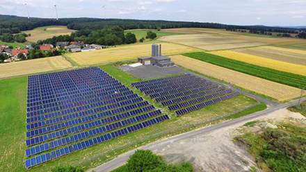 Das Bioenergiedorf Mengsberg setzt auf die Nahwärmeversorgung aus Biomasse und Solarthermie.