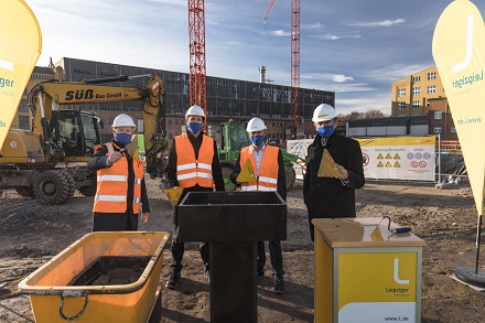 v.l.: Thomas Brandenburg, Maik Piehler und Karsten Rogall von den Stadtwerken Leipzig mit OB Burkhard Jung bei der Grundsteinlegung für das HKW Süd.