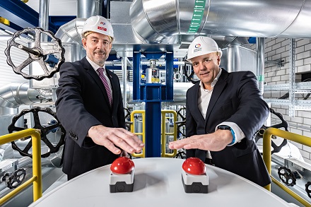 v.l.: Hansjörg Roll, MVV-Technikvorstand, und Guido Langer, Geschäftsführer der Stadtwerke Merseburg, beim Betätigen des Startknopfs in der Wärmeübergabestation.