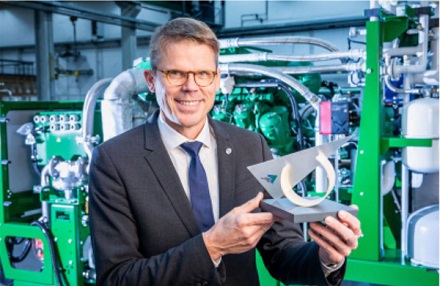 2G Energy-CEO Christian Grotholt mit dem Preis zum zweiten Platz beim Umweltwirtschaftspreis 