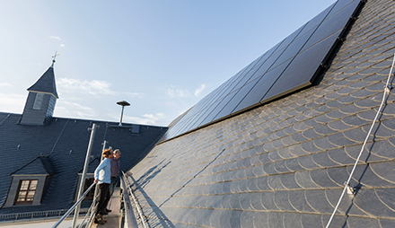Die Dachfläche des Gemeindehauses von Horn im Hunsrück bietet noch Platz für weitere Photovoltaikmodule.