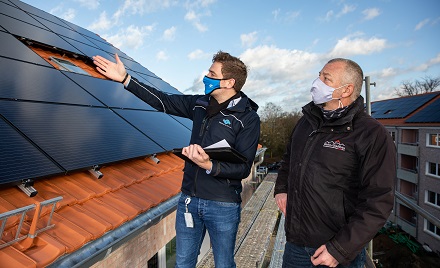 Frederik Stroetmann (Stadtwerke Münster, links) und Andreas Jenschke (Wohn+Stadtbau) prüfen die neuen Photovoltaikanlagen an der Von-Stauffenberg-Straße.