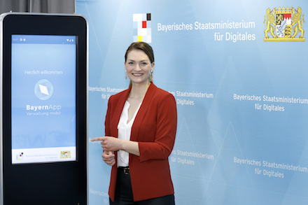 Bayerns Digitalministerin Judith Gerlach präsentiert die neue BayernApp.