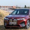 Ein BMW iX vor dem Uppenbornwerk, von dem in Zukunft der nachhaltige Strom für die Elektro-Autos der BMW-Gruppe kommt.