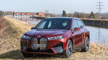 Ein BMW iX vor dem Uppenbornwerk, von dem in Zukunft der nachhaltige Strom für die Elektro-Autos der BMW-Gruppe kommt.