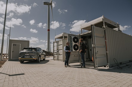 Mittels Windstrom wird in einer Elektrolyseanlage grüner Wasserstoff produziert und für Mobilitätszwecke gespeichert.