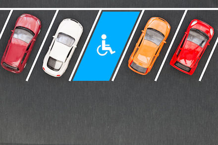 Smart-City-Lösung navigiert zum Behindertenparkplatz.