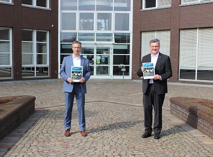 Stellen den Konzern-Geschäftsbericht 2020 vor: Ralf Libuda (rechts), Geschäftsführer, und Kai Breiter, Leiter Kaufmännische Dienste der Stadtwerke Gütersloh.