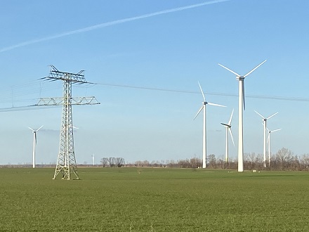 Die Brancheninitiative Windindustrie fordert für die Onshore-Windenergie mehr Flächen und den Abbau von Genehmigungshemmnissen.