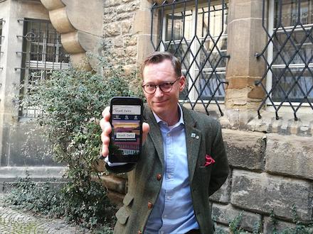 Zeitz: OB Christian Thieme zeigt die neue Website auf seinem Smartphone.
