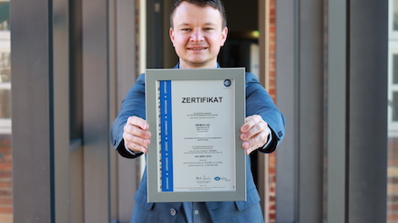 Energie-Manager Julian Höhn mit der Urkunde zur Zertifizierung des EnMS der WEMAG-Unternehmensgruppe. 