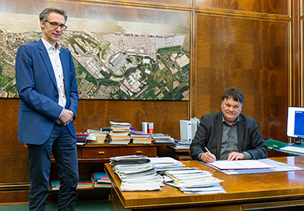 Finanzsenator Dietmar Strehl (rechts) und der für die Digitalisierung zuständige Staatsrat Martin Hagen bei der Unterzeichnung der Vereinbarung.