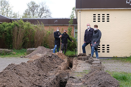 Die Projektbeteiligten von Kita Bremen am Graben für das Glasfaser-Kabel.