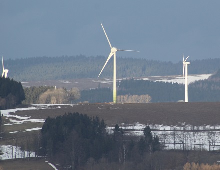Windkraftanlagen, wie hier auf dem Erzgebirgskamm, sollen in der neuen Energie- und Klimagesetzgebung in Sachsen eine größere Rolle spielen.