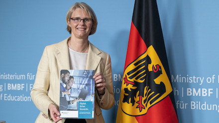 Bundesforschungsministerin Anja Karliczek stellt das 350-Millionen-Euro-Rahmenprogramm zur IT-Sicherheitsforschung vor.