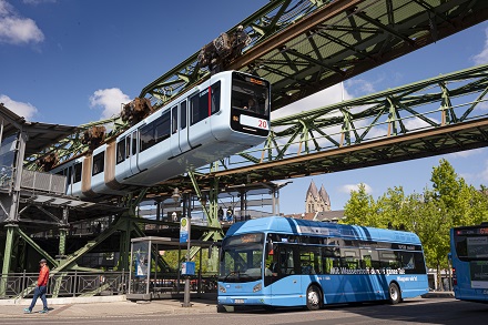 Innovationen im Wuppertaler ÖPNV: Vor 120 Jahren die Schwebebahn, seit 2020 Wasserstoffbusse.