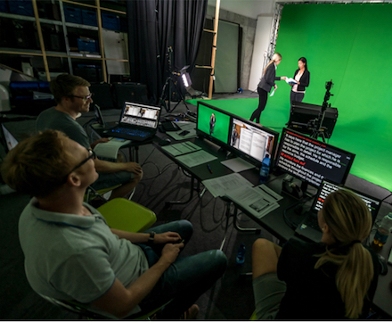 Jedes E-Training von WTT CampusONE wird aufwendig im Greenscreen-Studio produziert.