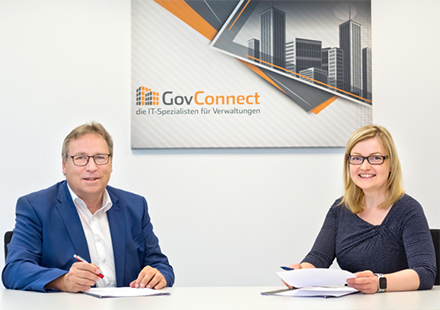 CIO Horst Baier und GovConnect-Geschäftsführerin Patricia Pichottki bei der Vertragsunterzeichnung