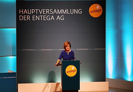 Marie-Luise Wolff, Vorsitzende des Vorstandes von ENTEGA, stellt auf der Hauptversammlung des Darmstädter Ökoenergieanbieters die Geschäftszahlen vor.