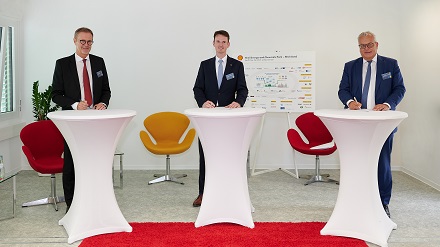 Uwe Wedig, Vorstandsvorsitzender HGK; Marco Richrath, General Manager Shell Energie and Chemicals Park Rheinland; Dieter Steinkamp, Vorstandsvorsitzender RheinEnergie (v.l.) bei der Vertragsunterzeichnung.