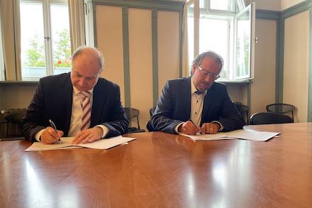 Unterzeichnung des Kooperationsvertrages zwischen der Stadt Altlandsberg und DNS:NET.