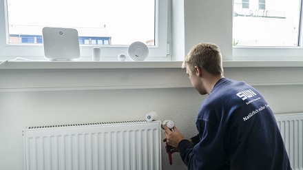 Linus Scherr, Auszubilder zum Elektroniker für Betriebstechnik bei SWN, verbindet in der Azubi-Werkstatt die Geräte der Zukunftsbude miteinander.