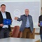 Gundremmingens Bürgermeister Tobias Bühler (rechts), LEW-Kommunalbetreuer Josef Nersinger (Mitte) und Produktmanager Michael Smischek stellen im Sitzungssaal des Rathauses den LEW Energiemonitor vor.