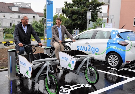 Oberbürgermeister Gunter Czisch und SWU-Geschäftsführer Klaus Eder haben die erste Mobilitätsstation der Stadt Ulm eröffnet.
