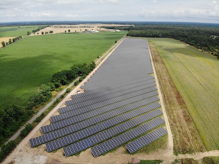 Der Solarpark Lübars in Möckern hat den Probebetrieb jetzt erfolgreich abgeschlossen.