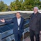 ESWE-Vorstandsvorsitzender Ralf Schodlok (links) und GWI-Geschäftsführer Torsten Tollebeek vor der neuen Photovoltaikanlage in der Hasengartenstraße.
