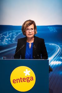 Marie-Luise Wolff, Vorstandsvorsitzende der ENTEGA, erläutert die Glasfaser-Ausbaupläne für Darmstadt.